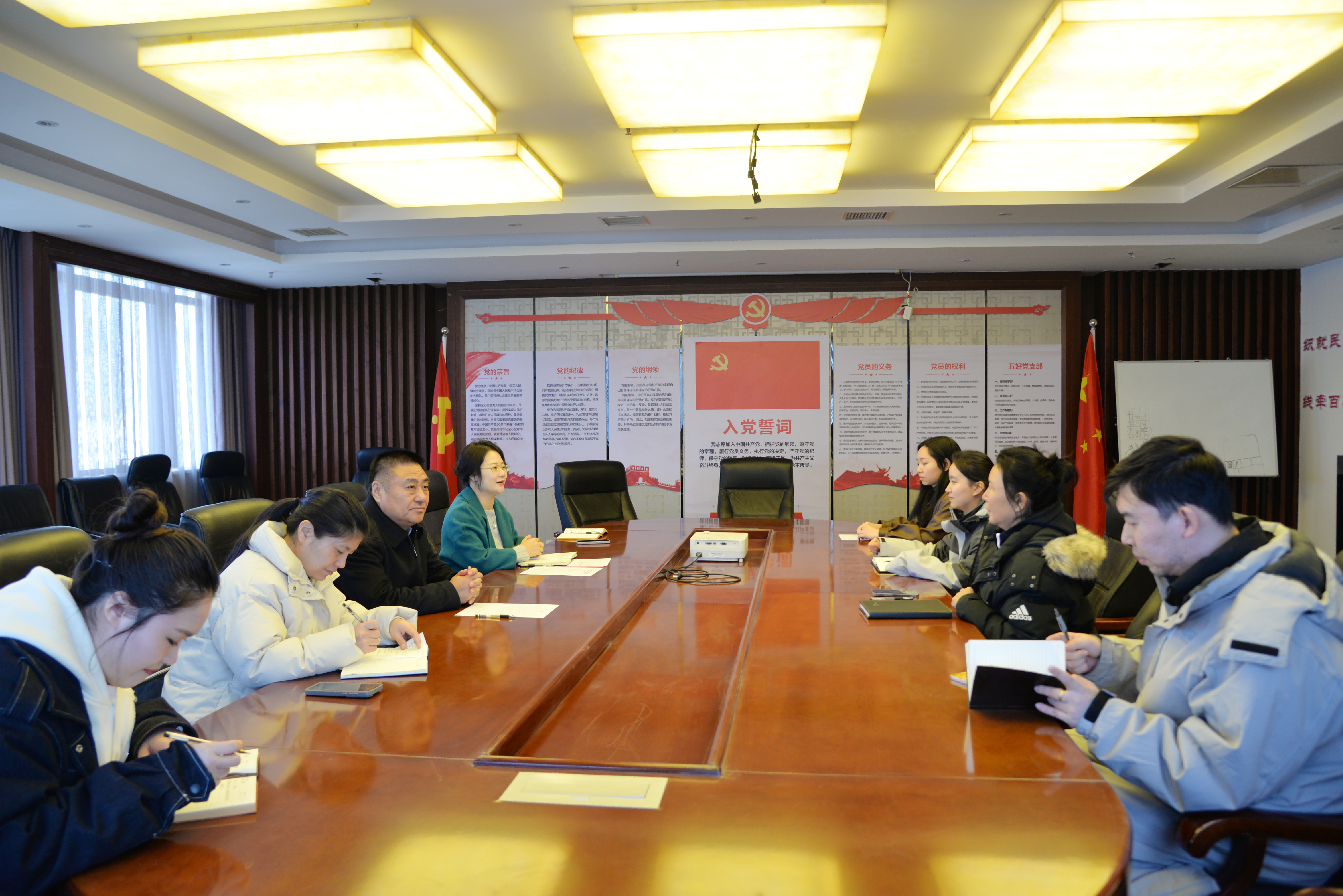 河南省环保联合会向副会长单位河南省计量认证检验检测协会赵颖会长颁发表扬信